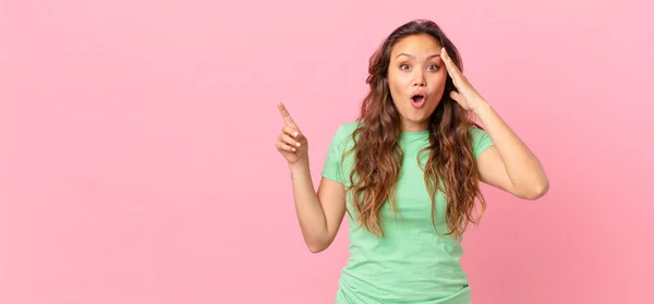 Joven Bonita Mujer Apuntando Espacio Copia — Foto de Stock