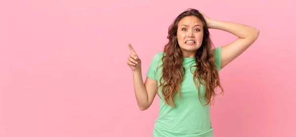 Jonge Mooie Vrouw Wijzen Naar Kopieerruimte — Stockfoto