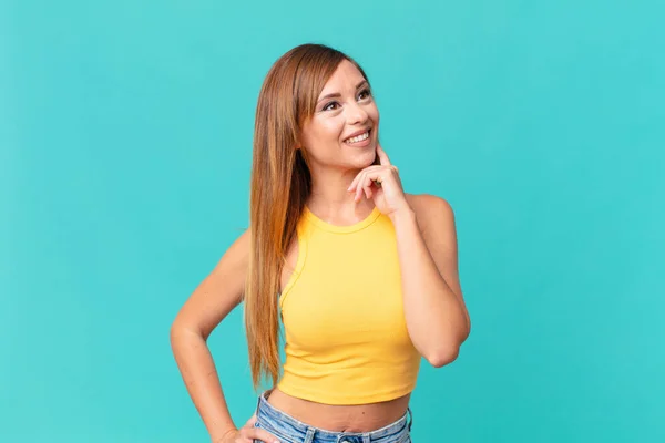 Mujer Bastante Adulta Sonriendo Feliz Soñando Despierto Dudando — Foto de Stock