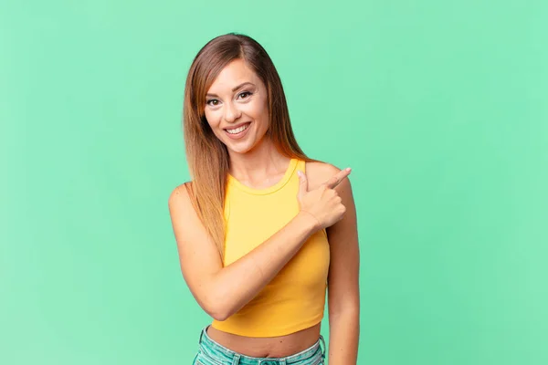 Bonita Mujer Adulta Sonriendo Alegremente Sintiéndose Feliz Señalando Hacia Lado — Foto de Stock