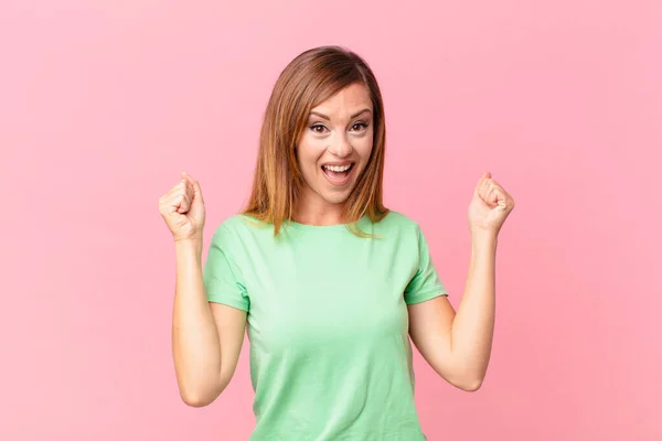 Mujer Bastante Adulta Sintiéndose Conmocionada Riendo Celebrando Éxito — Foto de Stock