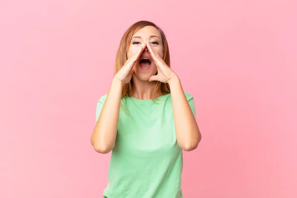 Mulher Adulta Bonita Sentindo Feliz Dando Grande Grito Com Mãos — Fotografia de Stock