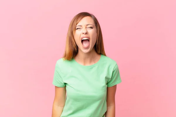 Hezká Dospělá Žena Křičí Agresivně Vypadá Velmi Rozzlobeně — Stock fotografie