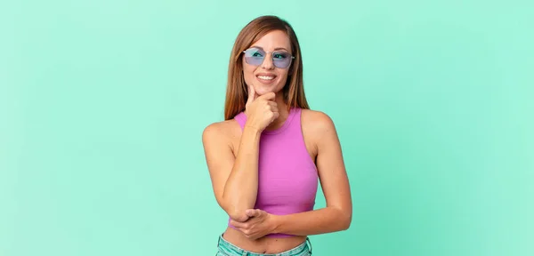 Bonita Mujer Adulta Sonriendo Con Una Expresión Feliz Segura Con —  Fotos de Stock