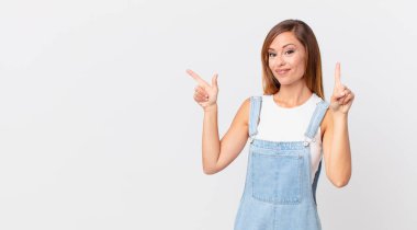 Güzel bayan gururla gülümsüyor ve kendinden emin bir şekilde bir numara ve bir kopya alanı yapıyor.