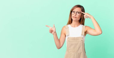 Güzel kadın şaşkın ve şaşkın hissediyor, deli olduğunu gösteriyor ve bir kopya alanı.