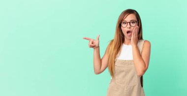 Güzel bir kadın şokta ve korkmuş hissediyor ve bir kopya alanı