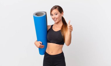 Güzel bir kadın gururlu, olumlu gülümsüyor. yoga konsepti