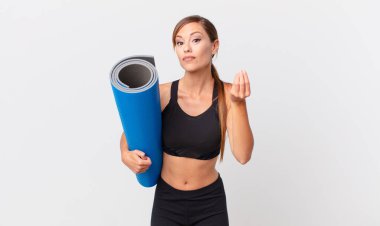 Güzel bir kadın kapiş ya da para hareketi yapıyor, sana ödemeni söylüyor. yoga konsepti