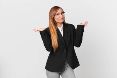 Güzel bir kadın şaşkın, şaşkın ve şüpheci hissediyor. iş kavramı