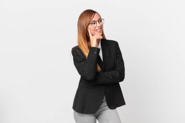 Güzel bir kadın mutlu, kendinden emin ve elleri çenesinde gülümsüyor. iş kavramı