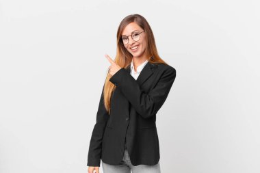 Güzel bir kadın heyecanlı ve şaşırmış görünüyor. iş kavramı