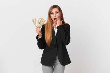 Güzel kadın şok olmuş ve korkmuş hissediyor. iş ve dolar kavramı