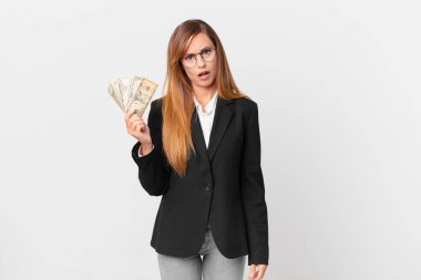 Güzel kadın şaşkın ve şaşkın hissediyor. iş ve dolar kavramı