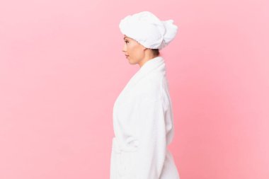 Profil görünümlü güzel bir kadın hayal kuruyor, hayal ediyor ya da hayal kuruyor. spa konsepti