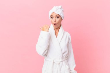 Güzel bir kadın inançsızlığa şaşırmış görünüyor. spa konsepti