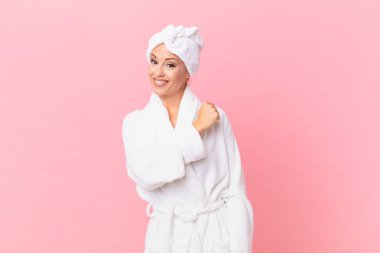 Güzel bir kadın kendini mutlu hisseder ve bir meydan okumayla yüzleşir ya da kutlama yapar. spa konsepti