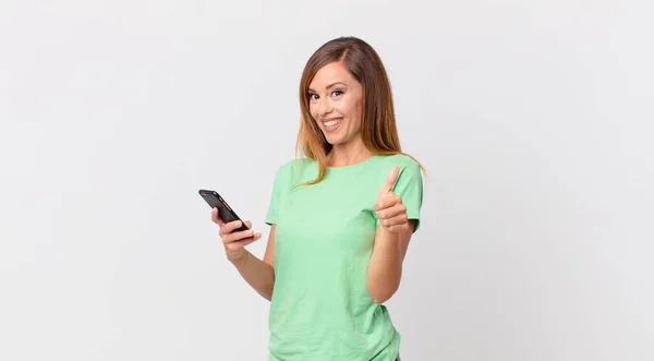 Mulher Bonita Sentindo Orgulhosa Sorrindo Positivamente Com Polegares Para Cima — Fotografia de Stock