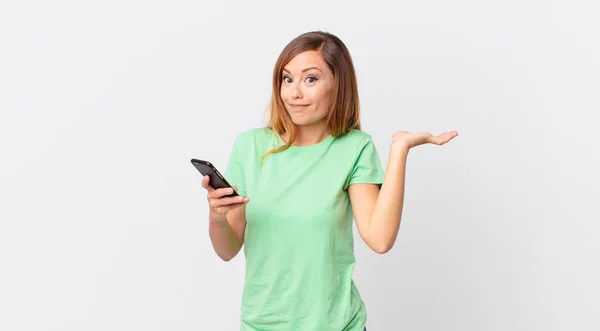 Pretty Woman Feeling Puzzled Confused Doubting Using Smartphone — Stock Photo, Image