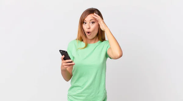 Mujer Bonita Mirando Feliz Asombrado Sorprendido Usando Teléfono Inteligente —  Fotos de Stock