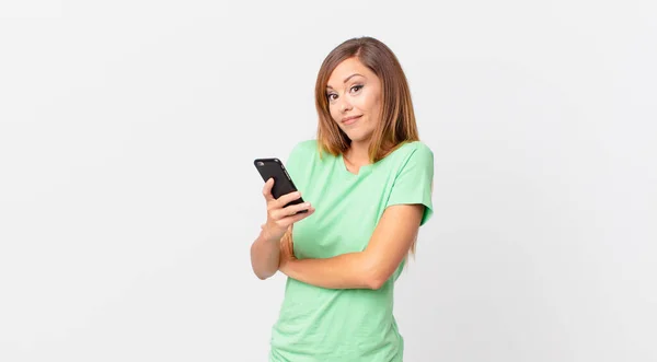 Mujer Bonita Encogiéndose Hombros Sintiéndose Confundida Incierta Usando Teléfono Inteligente —  Fotos de Stock