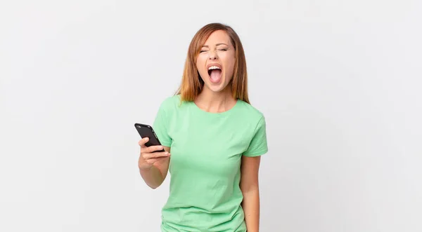 Ładna Kobieta Krzyczy Agresywnie Wygląda Bardzo Zły Pomocą Smartfona — Zdjęcie stockowe
