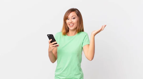 Pretty Woman Feeling Happy Surprised Realizing Solution Idea Using Smartphone — Stock Photo, Image