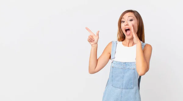 Mulher Bonita Sentindo Feliz Dando Grande Grito Com Mãos Lado — Fotografia de Stock