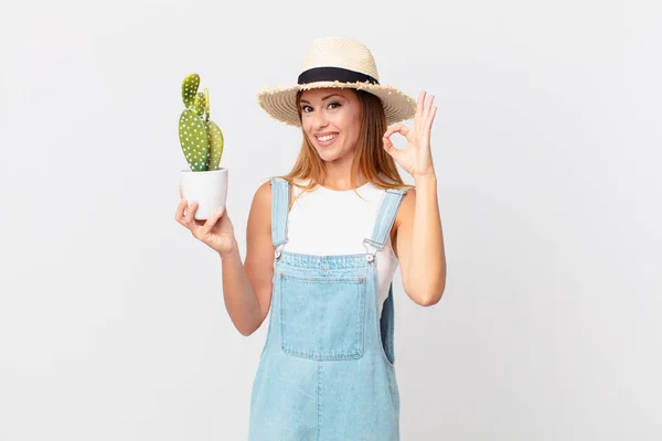 Bonita Mujer Sintiéndose Feliz Mostrando Aprobación Con Buen Gesto Sosteniendo — Foto de Stock