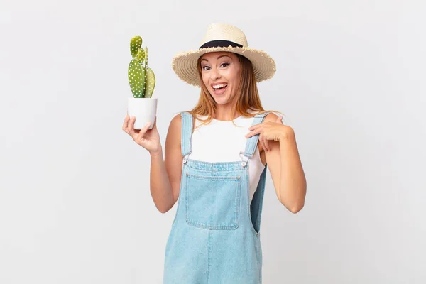 Mooie Vrouw Zich Gelukkig Voelen Wijzen Naar Zichzelf Met Een — Stockfoto