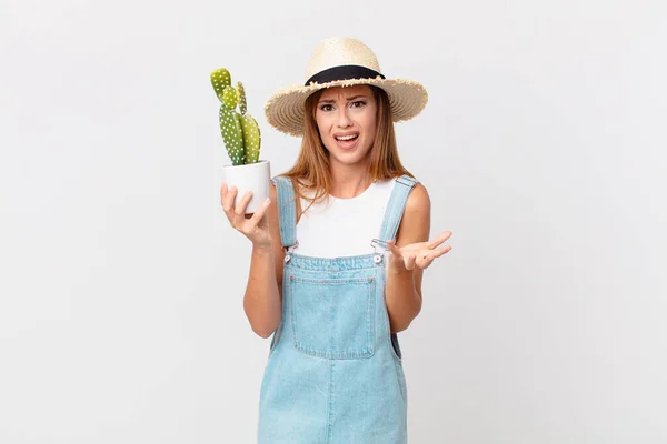 Mooie Vrouw Zoek Wanhopig Gefrustreerd Gestrest Met Een Cactus Decoratieve — Stockfoto