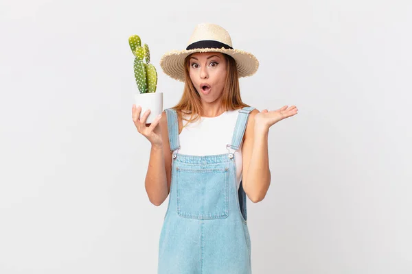 Mujer Bonita Mirando Sorprendida Sorprendida Con Mandíbula Caída Sosteniendo Objeto — Foto de Stock