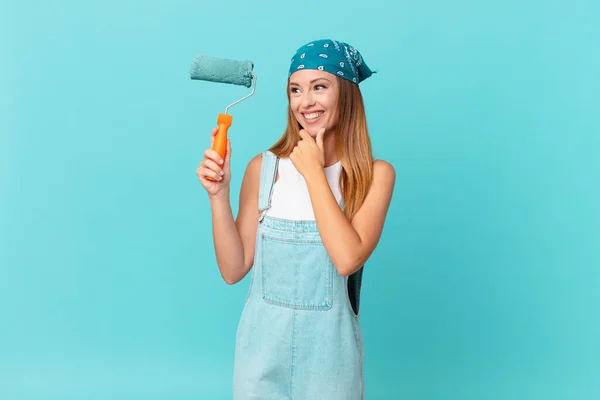 Mulher Bonita Sorrindo Com Uma Expressão Feliz Confiante Com Mão — Fotografia de Stock