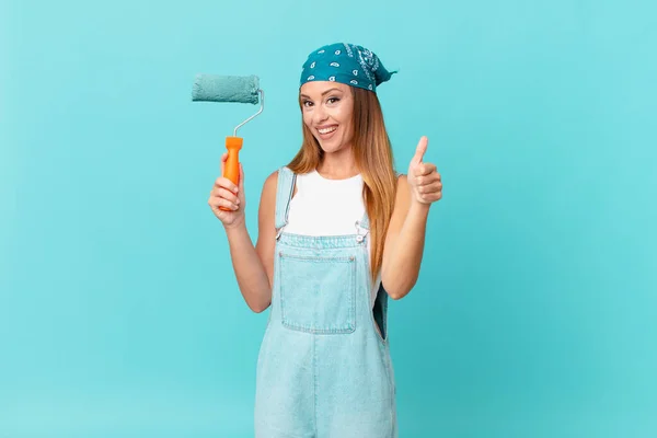 Mulher Bonita Sentindo Orgulhoso Sorrindo Positivamente Com Polegares Para Cima — Fotografia de Stock