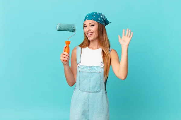 Mulher Bonita Sorrindo Feliz Acenando Mão Acolhendo Cumprimentando Você Pintando — Fotografia de Stock