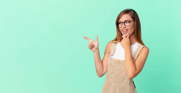 Bonita Mujer Sonriendo Con Una Expresión Feliz Segura Con Mano — Foto de Stock