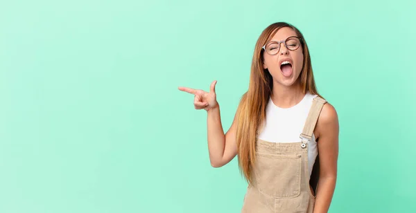 Mujer Bonita Gritando Agresivamente Mirando Muy Enojado Espacio Copia — Foto de Stock