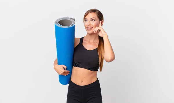 Mooie Vrouw Die Vrolijk Lacht Dagdroomt Twijfelt Yoga Concept — Stockfoto