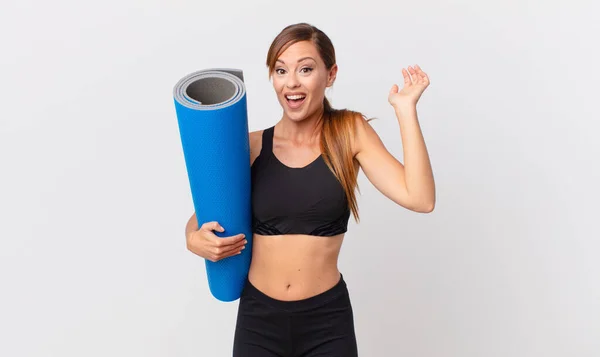 Mujer Bonita Sintiéndose Feliz Asombrada Por Algo Increíble Concepto Yoga — Foto de Stock