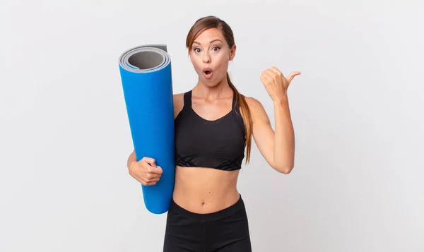 Mooie Vrouw Kijkt Verbaasd Ongeloof Yoga Concept — Stockfoto