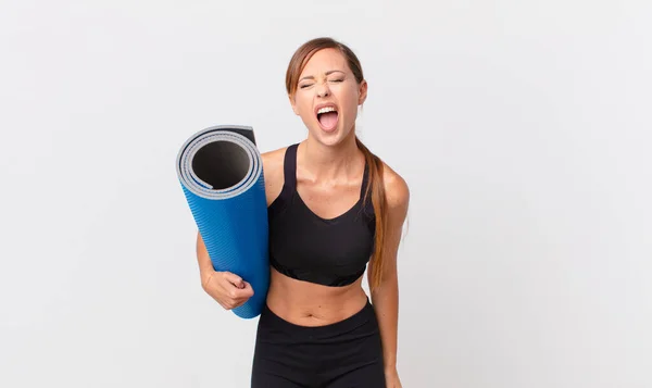 Mooie Vrouw Schreeuwt Agressief Kijkt Erg Boos Yoga Concept — Stockfoto