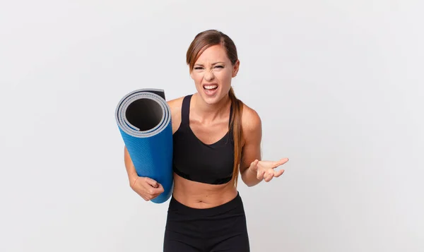 Mooie Vrouw Kijkt Boos Geïrriteerd Gefrustreerd Yoga Concept — Stockfoto