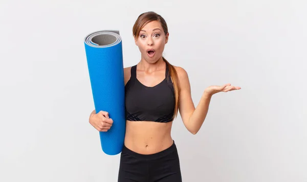 Mooie Vrouw Voelt Zich Zeer Geschokt Verrast Yoga Concept — Stockfoto