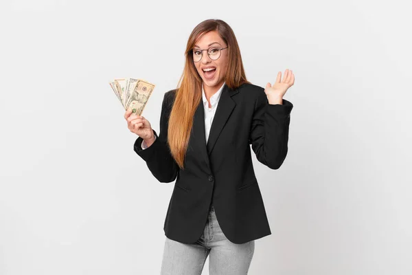 Mujer Bonita Sintiéndose Feliz Asombrada Por Algo Increíble Concepto Negocio — Foto de Stock