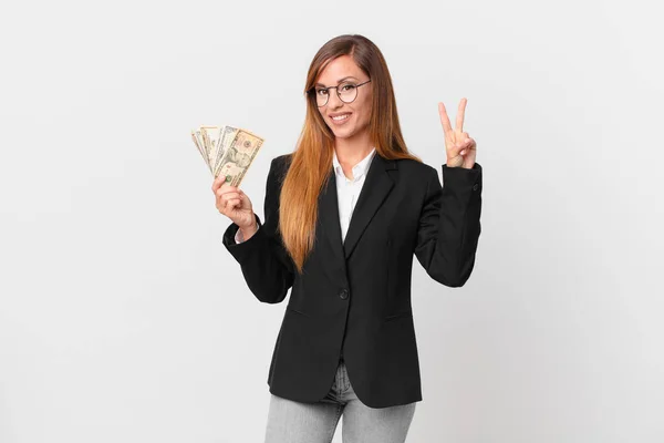 Bella Donna Sorridente Amichevole Mostrando Numero Due Concetto Business Dollari — Foto Stock