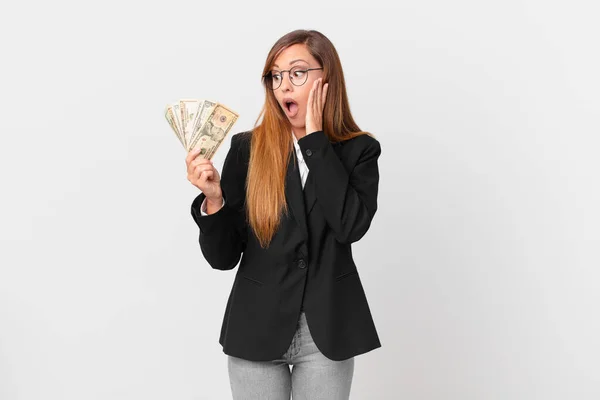 Mooie Vrouw Die Zich Gelukkig Opgewonden Verrast Voelt Bedrijfs Dollarconcept — Stockfoto