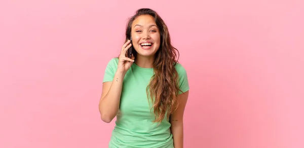 Młoda Ładna Kobieta Wygląda Szczęśliwy Mile Zaskoczony Trzymając Smartfon — Zdjęcie stockowe