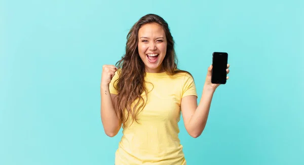 Joven Bonita Mujer Sintiéndose Conmocionada Riendo Celebrando Éxito Sosteniendo Teléfono — Foto de Stock