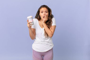 Genç, güzel bir kadın şok olmuş, korkmuş ve elinde kahve tutuyor.