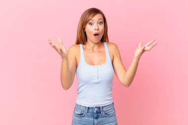 Güzel yetişkin bir kadın son derece şaşkın ve şaşırmış hissediyor.